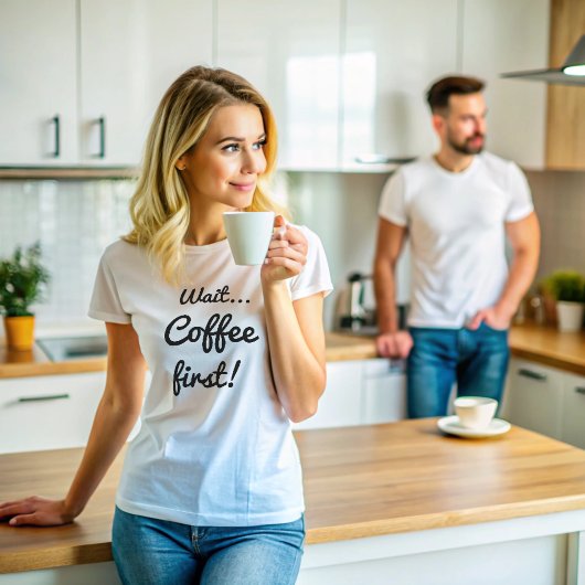 ホワイトテキストの面白い引用付き「コーヒーを先に」 Tシャツ