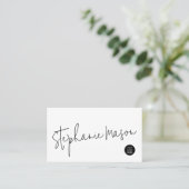 ホワイトテンプレートロゴミニマリストスクリプトシンプル 名刺 (スタンド正面)