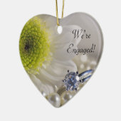 ホワイトデイジーとダイヤモンドリングや輪私たちは婚約したいる セラミックオーナメント (左)