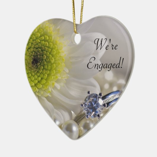 ホワイトデイジーとダイヤモンドリングや輪私たちは婚約したいる セラミックオーナメント (左)