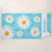 ホワイトデイジーオンブルーウィズ名前をカスタムする ビーチタオル (正面)