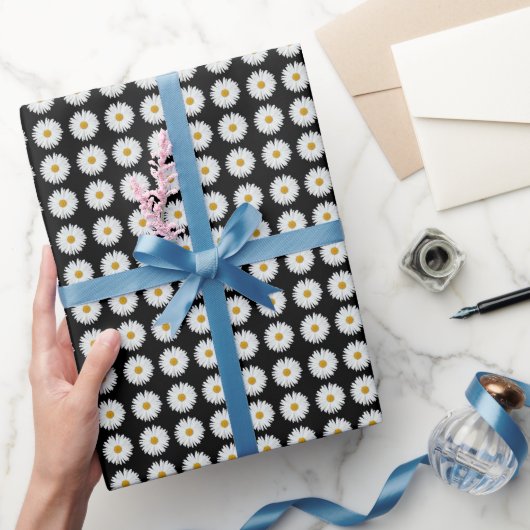 ホワイトデイジーフローラルパターンオンブラック ラッピングペーパー (ギフト)