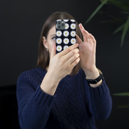 ホワイトデイジーフローラルパターンオンブラック Case-Mate iPhoneケース