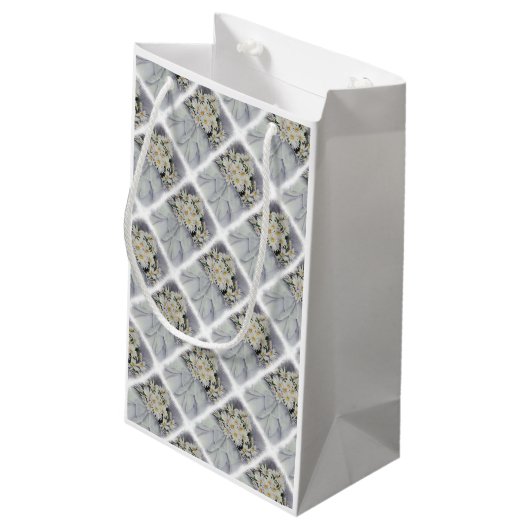 ホワイトデイジーブーケ抱き枕 スモールペーパーバッグ (裏面アングル)