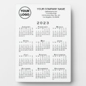 ホワイトデスクトップ上の2023年カレンダーのビジネスロゴ文字 フォトプラーク (正面)