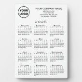 ホワイトデスクトップ上の2025年カレンダーのビジネス文字 フォトプラーク (正面)