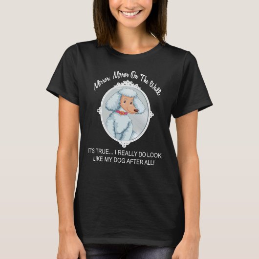 ホワイトトイプードルドッグ鏡鏡の壁It Tシャツ (正面)