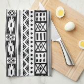 ホワイトトライバルイカットシームレスパターン キッチンタオル (四つ折り)