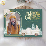 ホワイトトラック雪だるまクリスマスフォトティール（緑がかった色）金ゴールド 箔シーズンカード<br><div class="desc">可愛い白いトラックとエレガント金ゴールドフォイルの要素で愛らしい雪だるまを搭載したウッドランドテーマの冬のクリスマスカー実在ドで、お客様を驚かせます。この簡単から使うテンプレートにテキストを追加しお気に入りのて、写真と一緒にこのカードを飾り、一種のホリデーカードにする。</div>