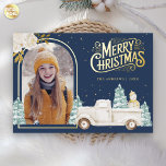 ホワイトトラック雪だるまクリスマスフォトネイビーブルー金ゴールド 箔シーズンカード<br><div class="desc">可愛い白いトラックとエレガント金ゴールドフォイルの要素で愛らしい雪だるまを搭載したウッドランドテーマの冬のクリスマスカー実在ドで、お客様を驚かせます。この簡単から使うテンプレートにテキストを追加しお気に入りのて、写真と一緒にこのカードを飾り、一種のホリデーカードにする。</div>