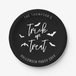 ホワイトトリックオートリートのタイポグラフィとハロウィンのコウモリ ペーパープレート