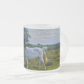 ホワイトニューフォレストポニーがヒースイングランドを放牧 フロストグラスマグカップ (正面右)