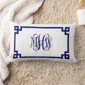 ホワイトネイビーギリシャ鍵つる植物スクリプトモノグラムDIY BG ランバークッション (ブランケット)