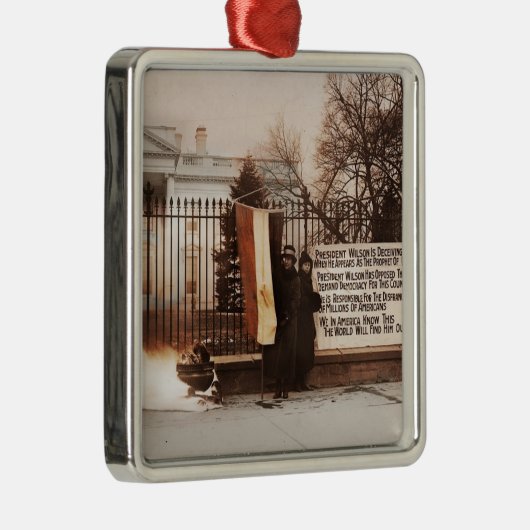 ホワイトハウスで女性が抗議 メタルオーナメント (右)