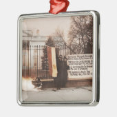 ホワイトハウスで女性が抗議 メタルオーナメント (左)