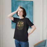 ホワイトハッピー50誕生日 – 私はパーティー金ゴールド文字 Tシャツ<br><div class="desc">キュートモダンなタイポグラフィデザイン – 私は金ゴールドグリッターテクスチャプリントカスタマイズ可能文字の金ゴールドと金ゴールドグリッターフレームのパーティー渦巻形のである。変更できる白い背景。50歳の誕生日を祝うか、任意のパーティー大事な行事。</div>