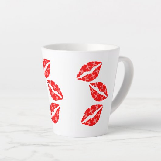 ホワイトパターンギフト付き3つの赤い口紅キス カフェラテマグ (右アングル)