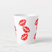 ホワイトパターンギフト付き3つの赤い口紅キス カフェラテマグ (正面)