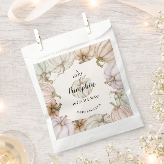ホワイトパンプキンニュートラルベビーシャワー フェイバーバッグ (クリップ留めされた状態)