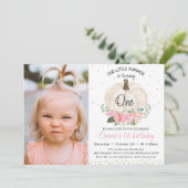 ホワイトパンプキンピンクフローラ写真1st誕生日 招待状 (スタンド正面)