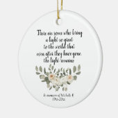 ホワイトパーソナライズされたフローラ記念引用文 セラミックオーナメント (左)