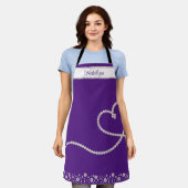 ホワイトパールハートオンパープルパーソナライズされた エプロン (着用した状態)