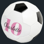ホワイトピンクのモノグラムイニシャル名の番号 サッカーボール<br><div class="desc">白いスタイリッシュ背景、黒とピンクのガーリー色の文字。名前とプレイヤー番号をカスタマイズして追加する。</div>