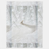 ホワイトピーコックの美しい羽 フリースブランケット (正面)