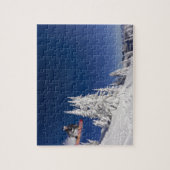 ホワイトフィッシュマウンテンリゾートでのスノーボーディングアクション ジグソーパズル (縦)