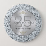 ホワイトフェイク・ダイヤモンド25歳の誕生日 缶バッジ<br><div class="desc">白いフェイクダイヤモンドの背景と金銀の円カスタマイズ可能な25th誕生日文字テンプレート。グラマーエレガントデザイン。</div>