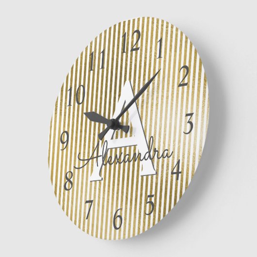 ホワイトフォイルおよびゴールドフォイルストライプのモノグラム ラージ壁時計 (傾斜)
