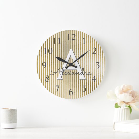 ホワイトフォイルおよびゴールドフォイルストライプのモノグラム ラージ壁時計 (ホーム)