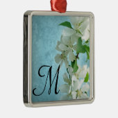 ホワイトフラワーオンブルースカイモノグラムイニシャルオーナメント メタルオーナメント (右)