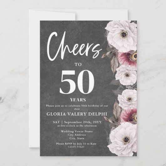 ホワイトフラワーチャークボードの50歳の誕生日おめでとう 招待状 (正面)