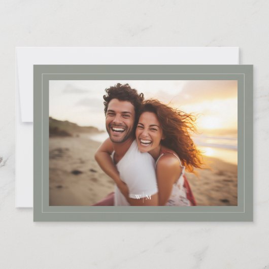 ホワイトフレームモノグラムセージ緑のグレー結婚写真 セーブザデート (裏面)