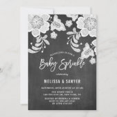 ホワイトフローラレースチフェイクャルクボードベビースプリンクル 招待状 (正面)