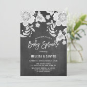 ホワイトフローラレースチフェイクャルクボードベビースプリンクル 招待状 (スタンド正面)