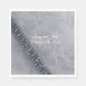 ホワイトフワフワのファーダイアモンズ紙ナプキンス スタンダードランチョンナプキン (正面)