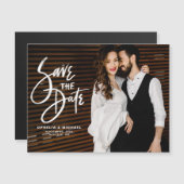 ホワイトブラシスクリプトタイポグラフィ写真の日付を保存 マグネット招待状 (正面/裏面)