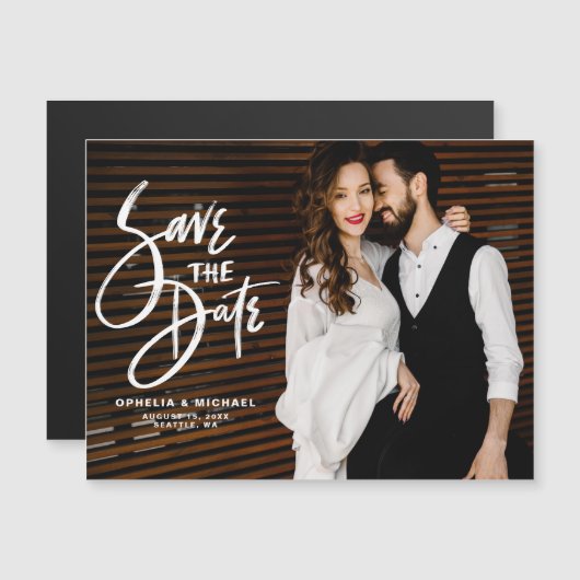 ホワイトブラシスクリプトタイポグラフィ写真の日付を保存 マグネット招待状 (正面/裏面)