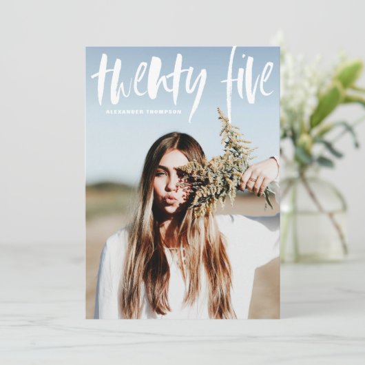 ホワイトブラシタイポグラフィ2024写真卒業 招待状 (スタンド正面)