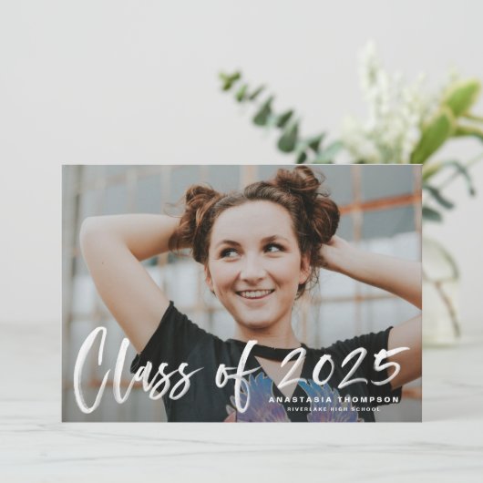 ホワイトブラシレタリングフォトオーバーレイ卒業 案内状 (スタンド正面)