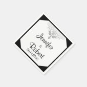 ホワイトブラックとシルバーのダマスクのウェディングナプキン スタンダードカクテルナプキン (角)