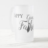 ホワイトブラックスクリプトタイハッピーグランドファーズデー フロストグラスビールジョッキ (正面左)