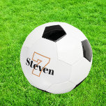 ホワイトブラックモノグラムイニシャル名番号 サッカーボール<br><div class="desc">白いスタイリッシュ背景と黒、白、金色の文字。名前とプレイヤー番号をカスタマイズして追加する。</div>