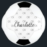 ホワイトブラックモノグラムイニシャル名 サッカーボール<br><div class="desc">白いスタイリッシュ背景と黒い色の文字。モノグラムのイニシャルと名前をカスタマイズして追加する。あなたのモノグラムイニシャルは背景パターンとして。</div>