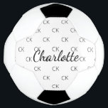 ホワイトブラックモノグラムイニシャル名 サッカーボール<br><div class="desc">白いスタイリッシュ背景と黒い色の文字。モノグラムのイニシャルと名前をカスタマイズして追加する。あなたのモノグラムイニシャルは背景パターンとして。</div>