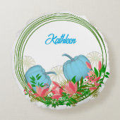 ホワイトブルーパンプキンス秋リースグリーンリーフローラ ラウンドクッション (裏面)