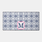 ホワイトブルー名門私立校風のオクタゴンモノグラムイニシャル デスクマット (正面)