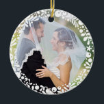 ホワイトベリーフレーム結婚の写真とカスタム文字 セラミックオーナメント<br><div class="desc">白かわいらし色、グラフィック、フローラの果実と葉の輪結婚は与え、あなたの写真を繊細にフレームしお気に入りのて、初めてのクリスマスのお祝いの新しい人々に贈り物として完璧な形見を作成する。写真撮影：Shanna Russell</div>